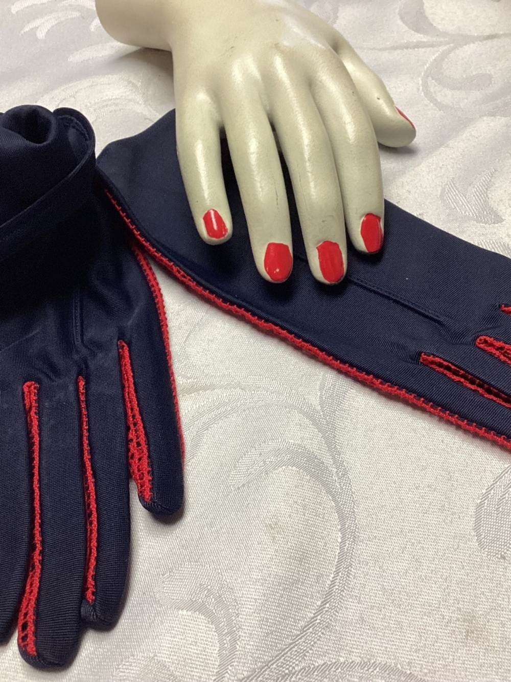 FOWNES. RED. / NAVY GLOVES RARE VINTAGE. MUST SEE These❣️❣️❣️❣️❣️